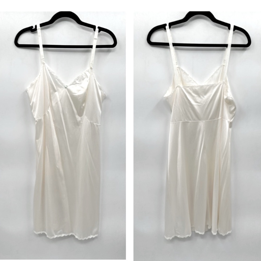 VINTAGE White lace detail lightweight minimalist midi traditional housewife slip